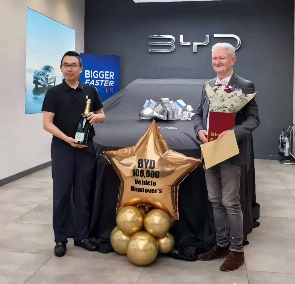 BYD Vice-President He Zhiqi handed over the 100,000th vehicle in the UK