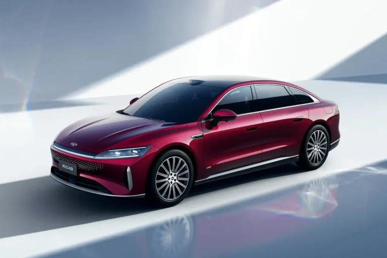 Chery Fengyun A9 in red