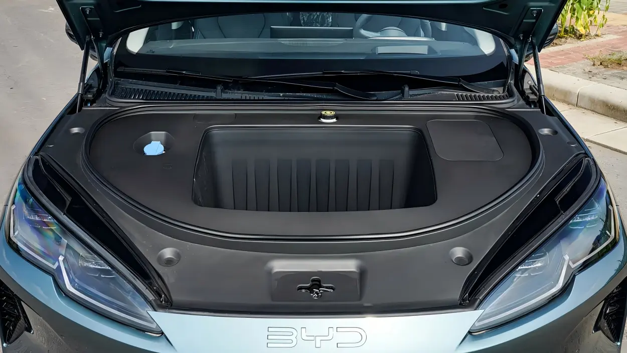 2027 Front boot of the BYD Seal 06