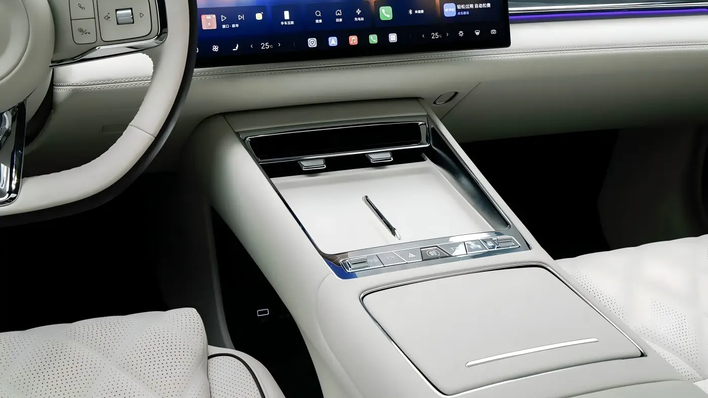 Front interior of the BYD Da Han