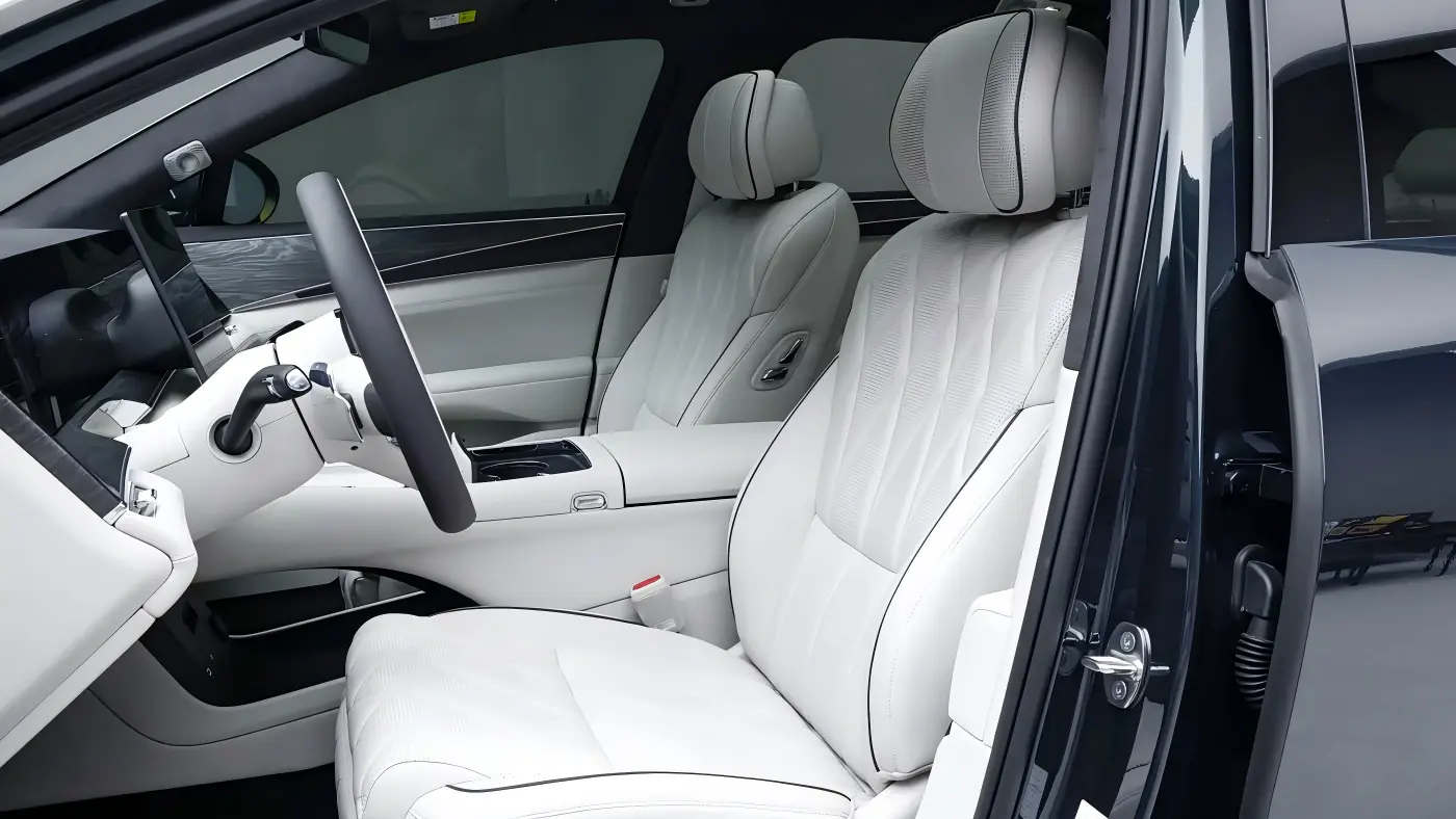Front interior of the BYD Da Han
