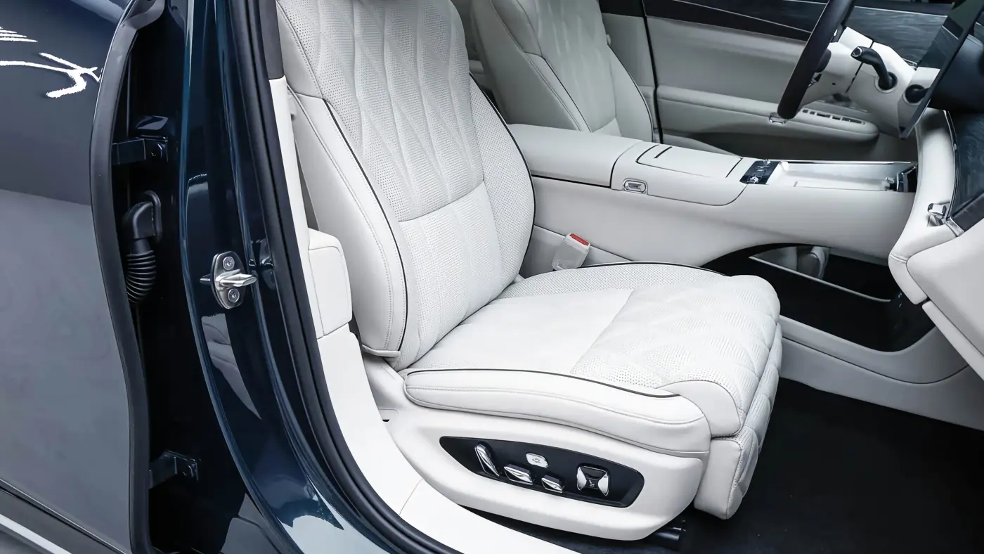 Front interior of the BYD Da Han