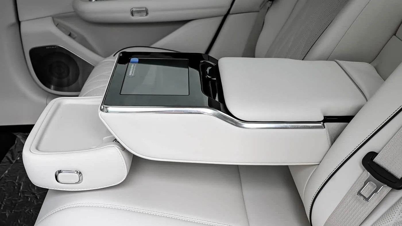 Denza Z9S rear centre armrest with its own touchscreen controls