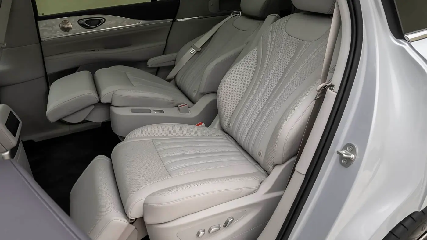 BYD Sealion 08 Interior