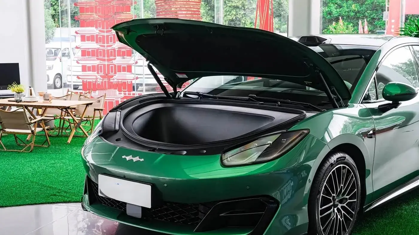 Fang Cheng Bao Formula S — front boot open (green car)