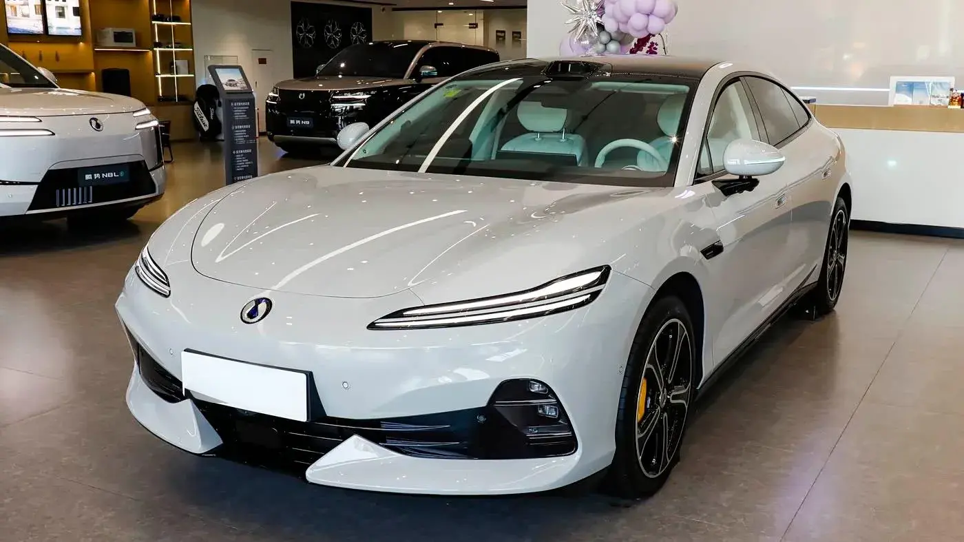 Denza Z9S front three-quarter from the opposite side, with N8L and N9 SUVs behind