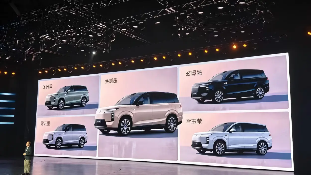 Denza N8L exterior colour options shown at the launch