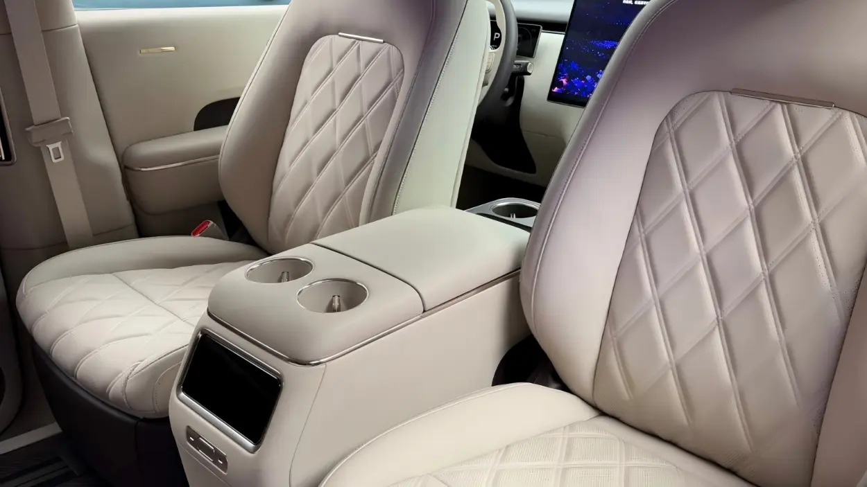 Xiaomi Pengcheng N90 MAX Explorer Edition: Roof Space and Interior
