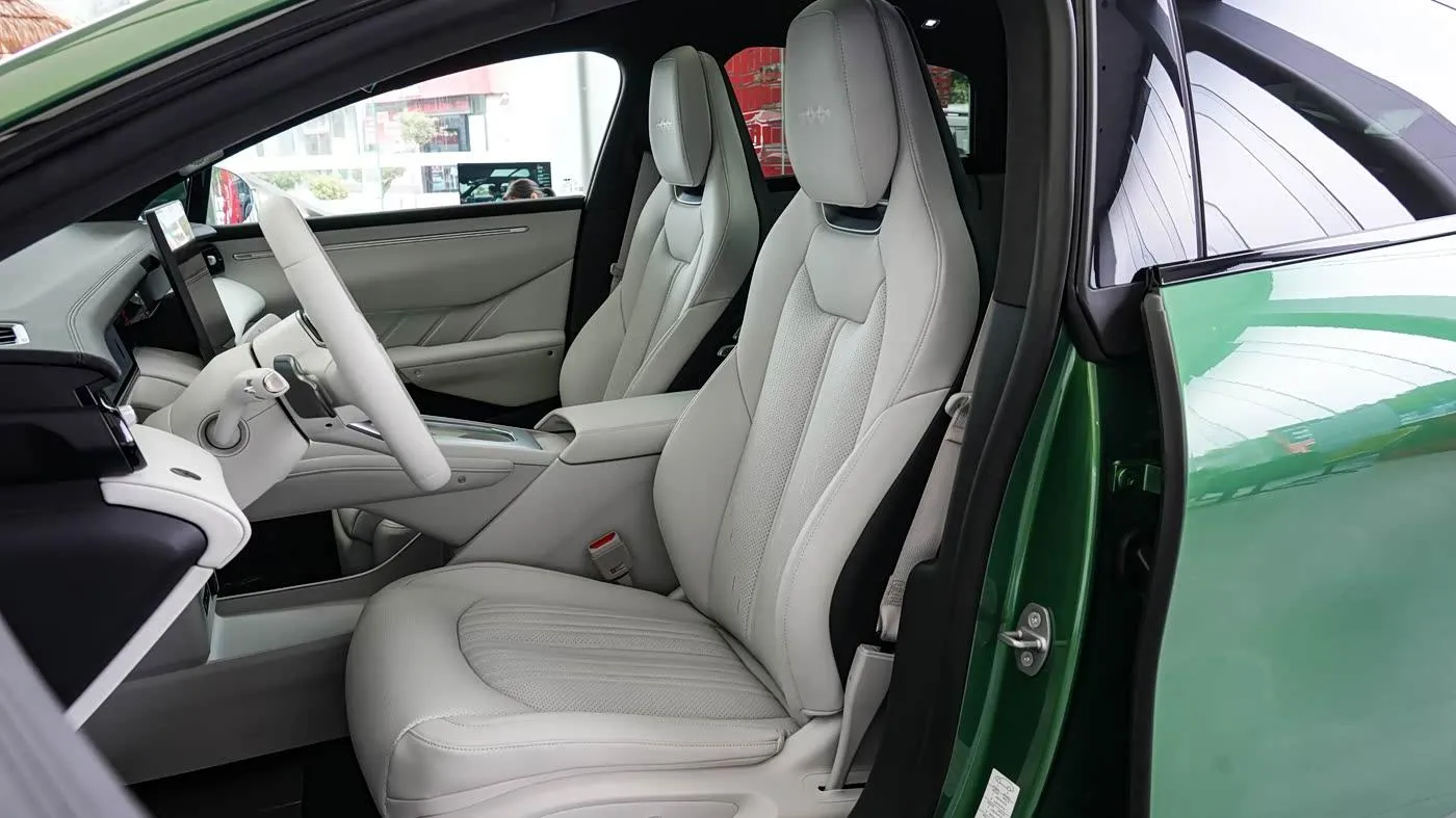 Fang Cheng Bao Formula S — front seats (green car)